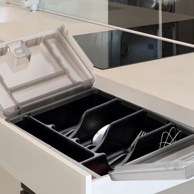 Ottimizza il tuo cassetto della cucina con un vassoio per posate e un portaposate portatile